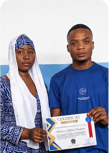 Njikam Charifatou, apprenante Secrétariat & Infographie, avec son attestation de formation Merlo Skills Group