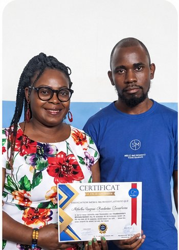 Sandrine, apprenante Secrétariat & Bureautique, avec son attestation de formation Merlo Skills Group