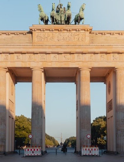 La Porte de Brandebourg à Berlin, symbole de l'allemand enseigné chez Merlo Skills Group, avec préparation TELC.