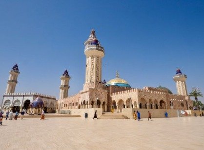 Grande Mosquée au Sénégal, pays du wolof enseigné chez Merlo Skills Group.